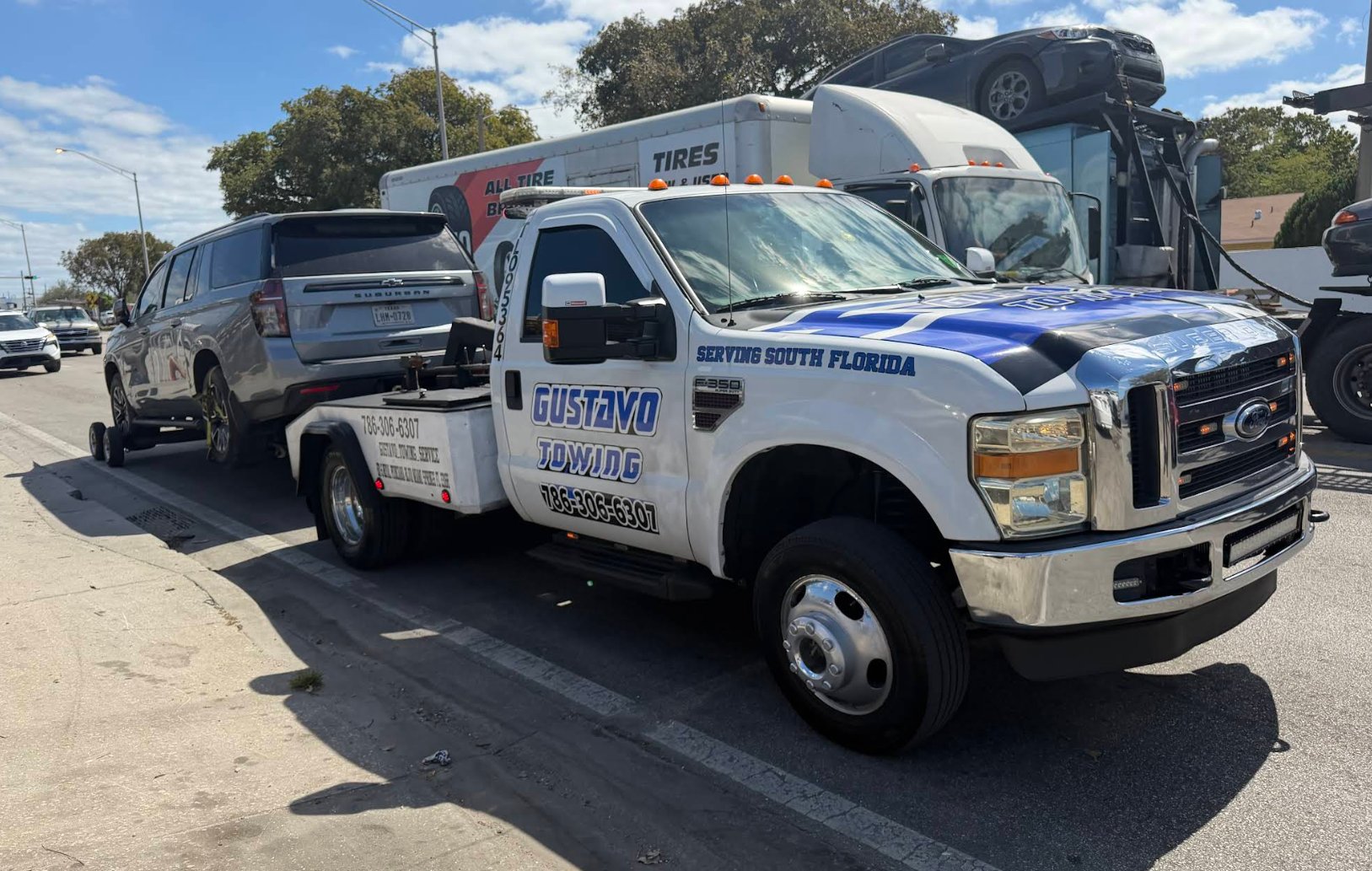 Grua Gustavo Towing remolcando SUV en Miami